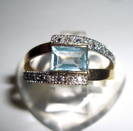 18ct Gold Aquamarine and Diamond  Ring