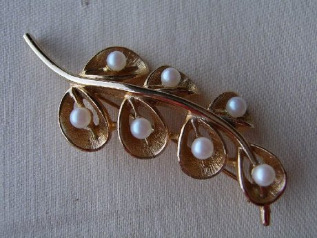 Goldtone and faux pearl brooch.
