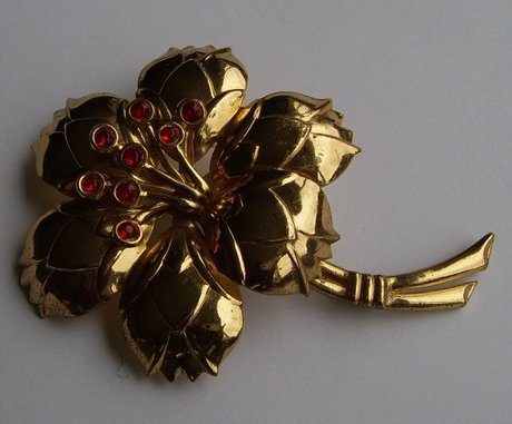 Vintage goldtone and red flower brooch.