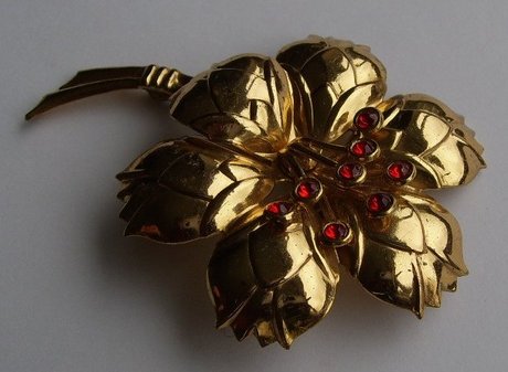 Vintage goldtone and red flower brooch.