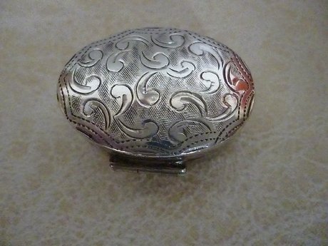 SILVER OVAL PILL BOX /SNUFF BOX WITH ENGRAVED DECORATION