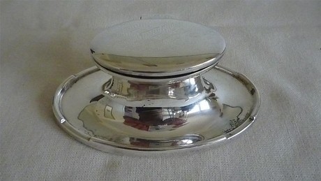 SILVER OVAL CAPSTAN INK WELL / STANDISH 