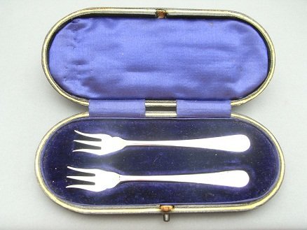 BOXED PAIR OF PICKLE FORKS