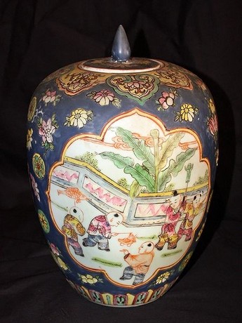 A 19th century Qing dynasty highly decorative large porcelain lidded ginger jar