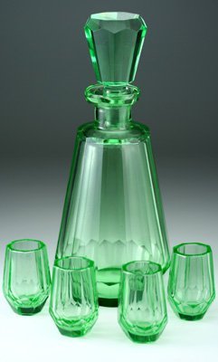 DECO GREEN GLASS DECANTER, 4 MATCHING GLASSES