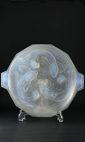 DECO OPALESCENT DISH CHARGER WITH SWIRLING FISH
