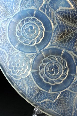 FRENCH DECO MOULDED OPALESCENT FLOWER HEAD & LEAF DISH CHARGER