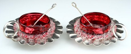 PAIR OF RUBY & CLEAR GLASS TABLE SALTS WITH SPOONS & PLATED STAND