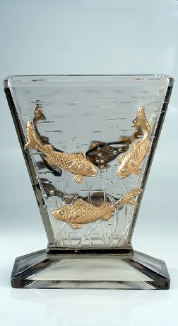 ART DECO GLASS AQUARIUM VASE WITH RELIEF MOULDED FISH, PROBABLY BACCARAT
