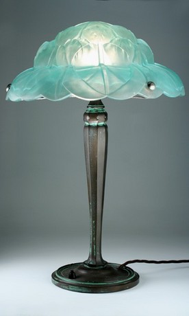 DECO TABLE LAMP WITH GREEN PATINA FLORAL MOULDED GLASS SHADE, FULLY FUNCTIONAL