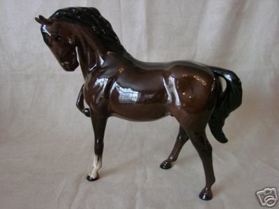 BESWICK - Brown Horse No.1549 Head Tucked & Leg Up