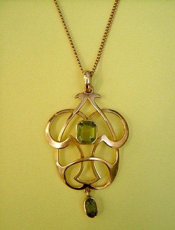 Art Nouveau Gold Peridot Pendant and Chain c1910