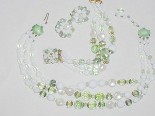 Green Pearlised Necklace Parure